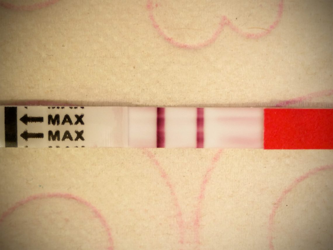 Graviditetstest, med två streck som visar att det är positivt.