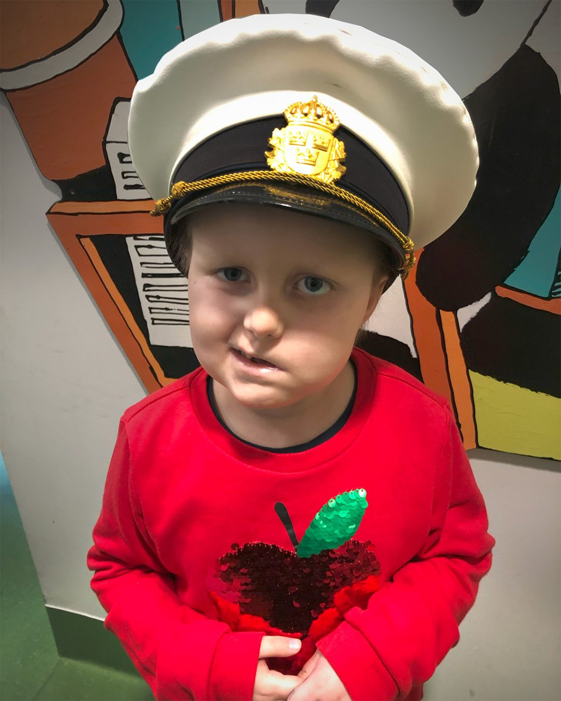 Elis provar en polismössa på lekterapin