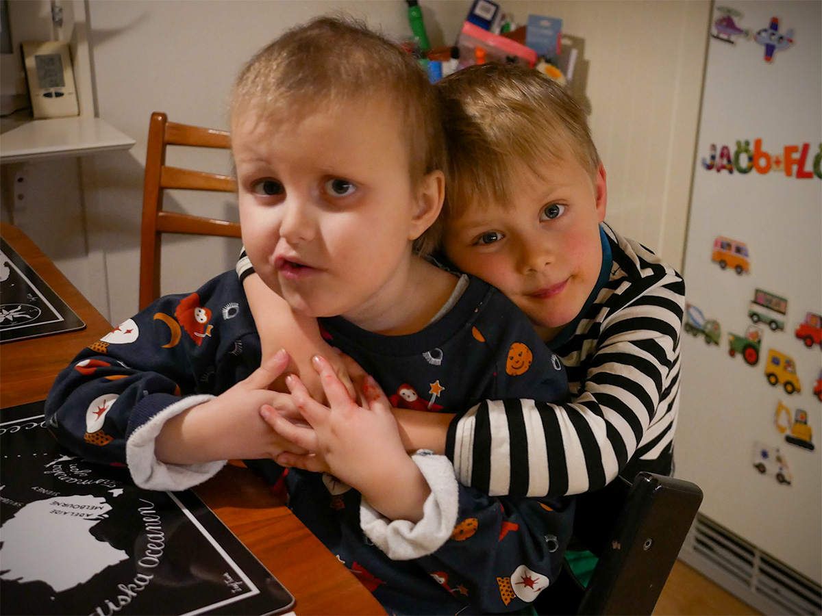 Elis och Folke grimaserar