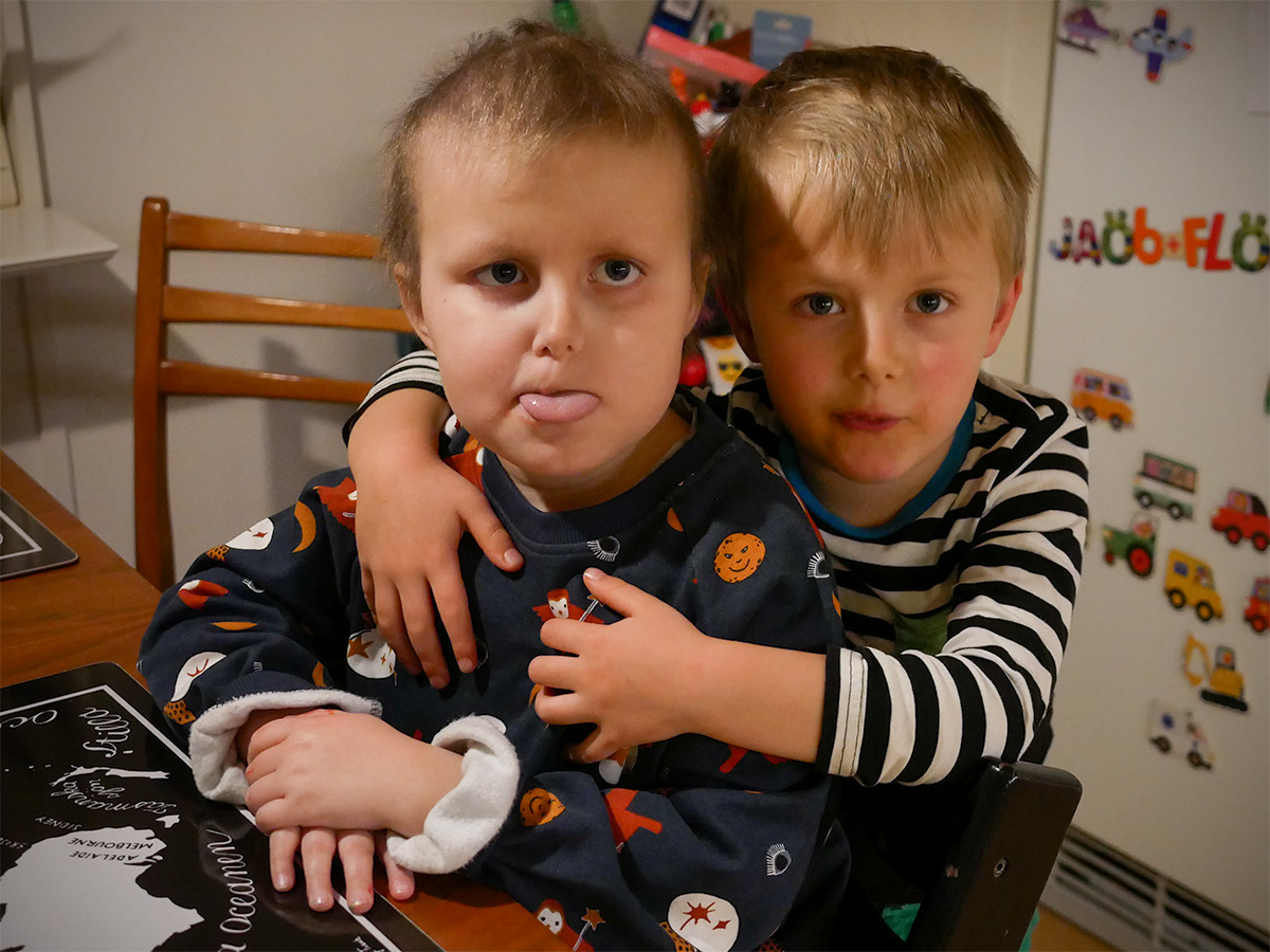 Elis och Folke gör miner