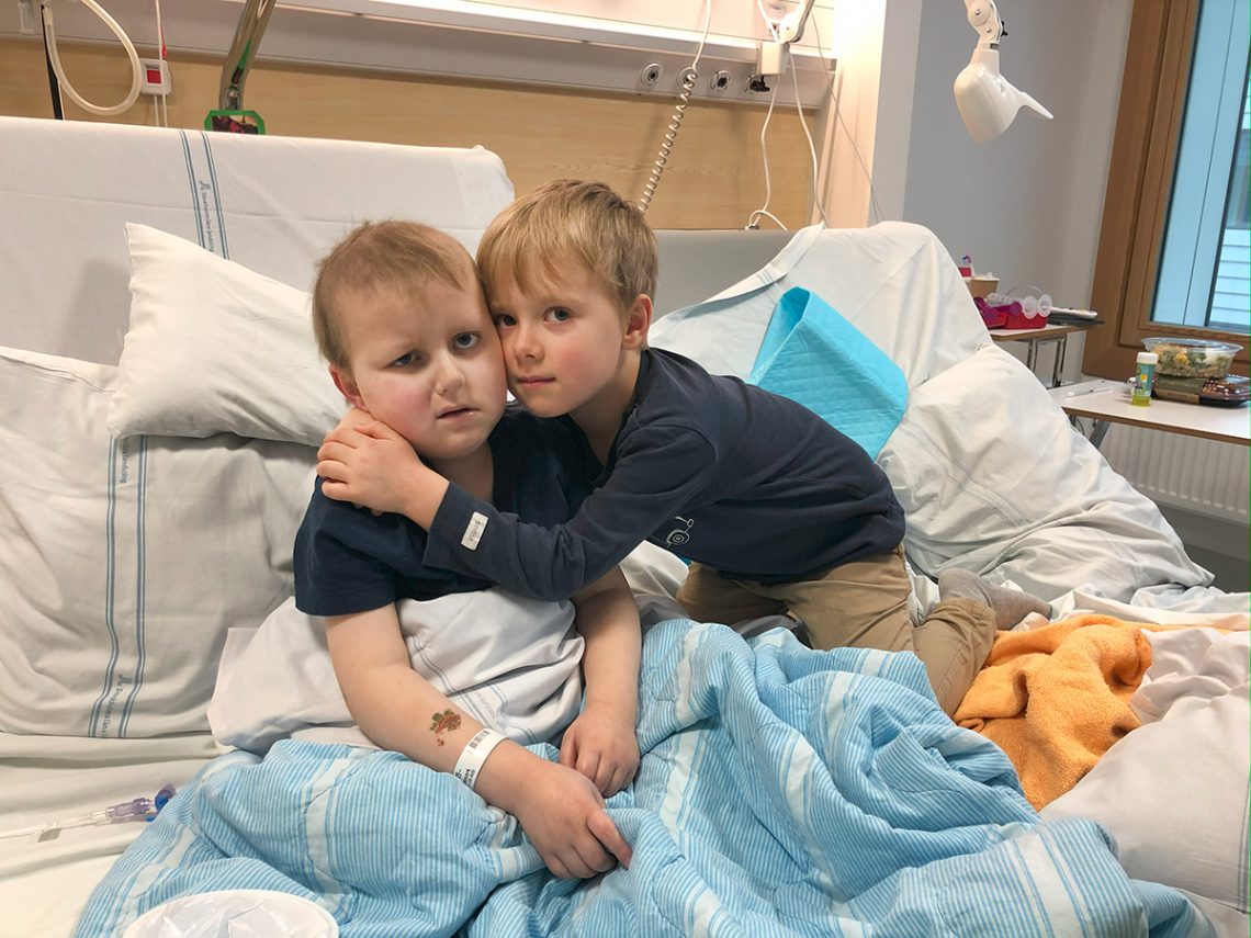 Folke kramar en trött Elis i sjuksängen