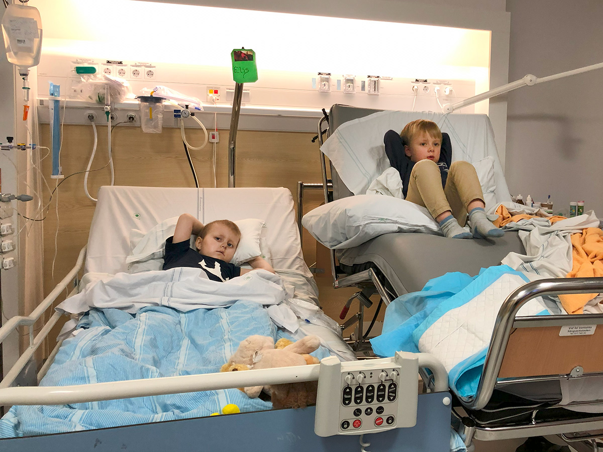 Elis ligger i sin säng medan Folke leker med kontrollen till pappas säng