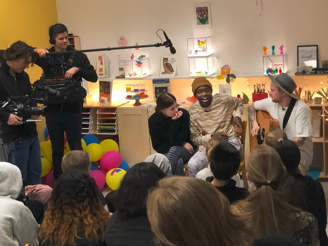 Idolfinalisterna Dao, Tusse och Freddie uppträder i lekterapins lokaler, medan ett kamerateam dokumenterar det.