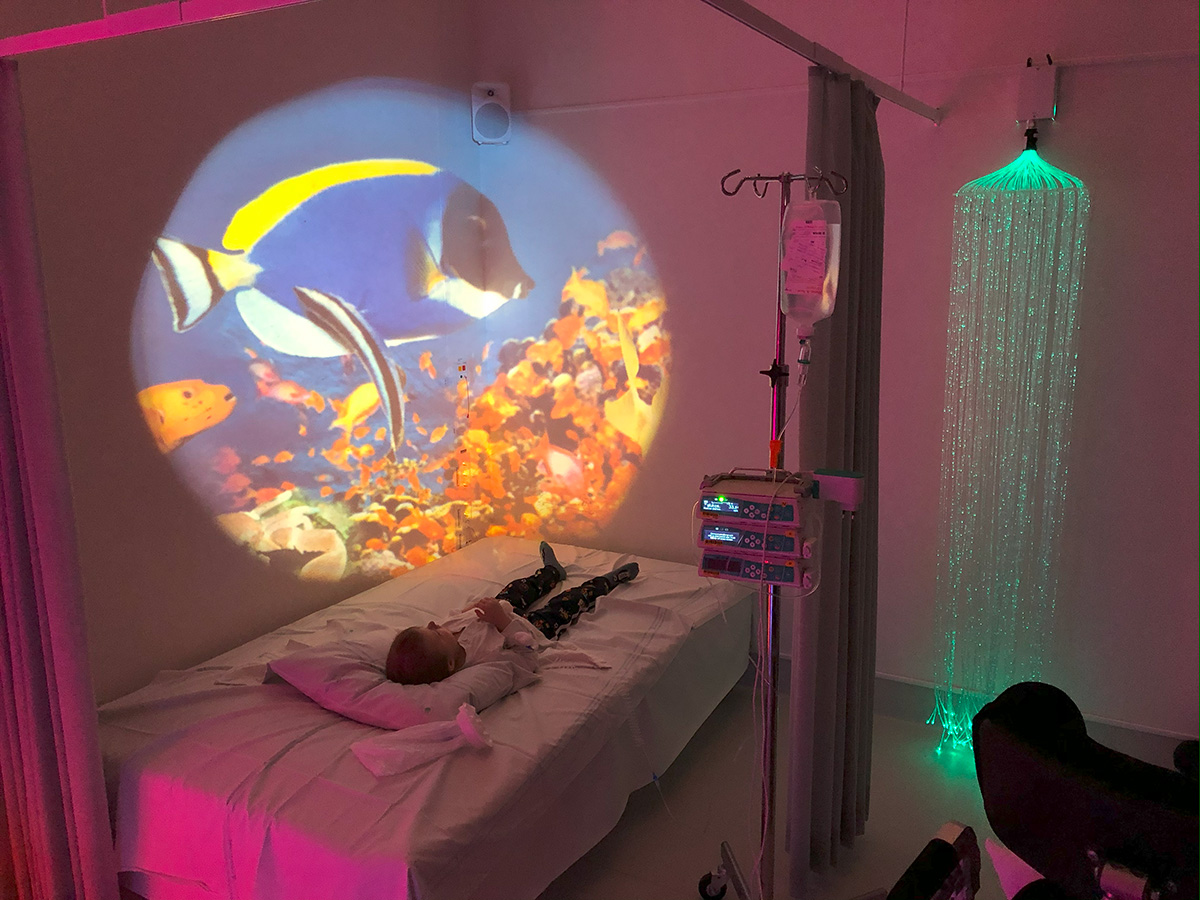 Elis ligger i sängen i sinnesrummet