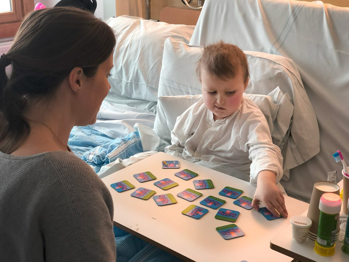 Elis och mamma spelar Greta Gris-memory