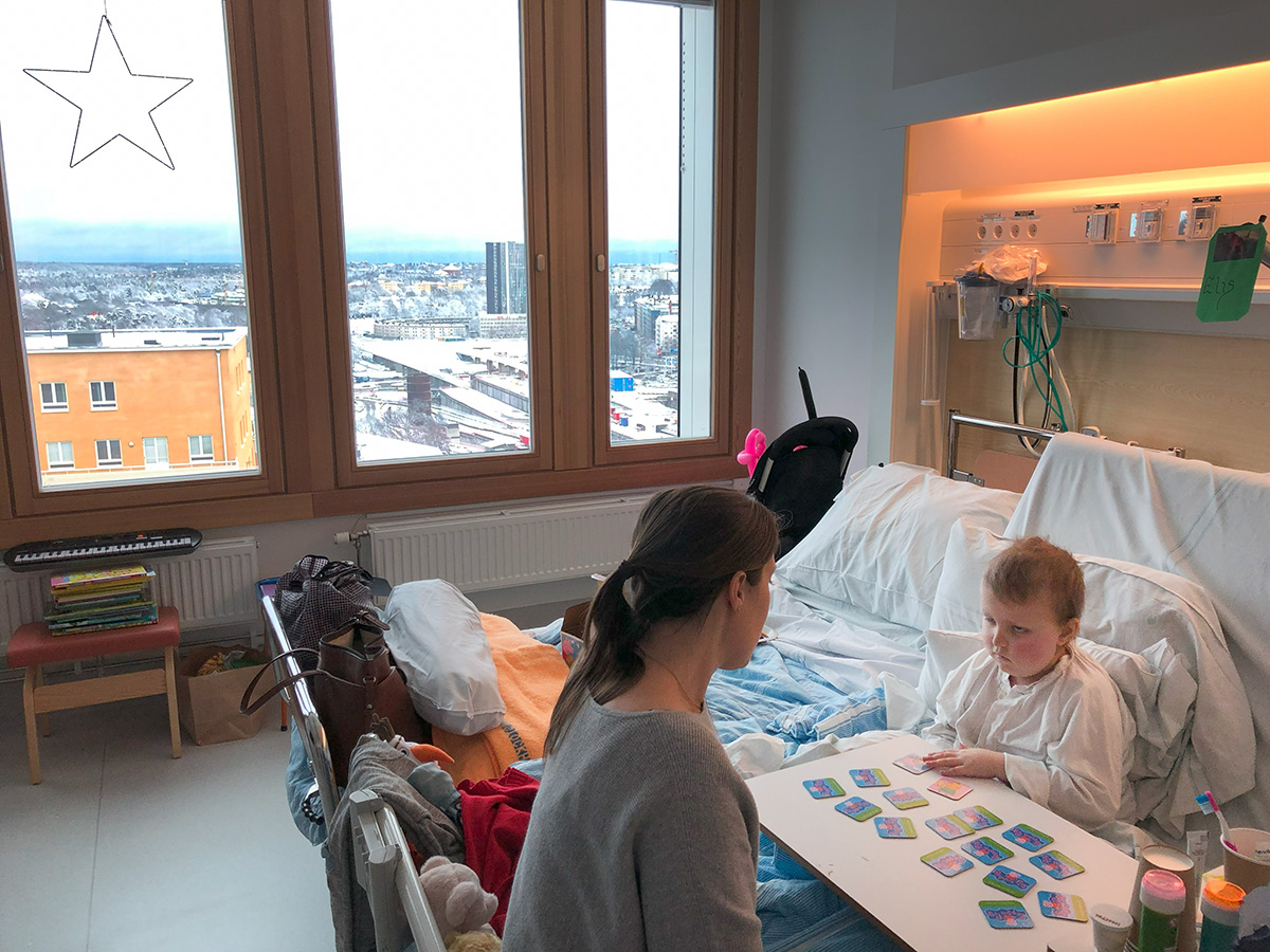 Elis i sängen spelandes memory med mamma