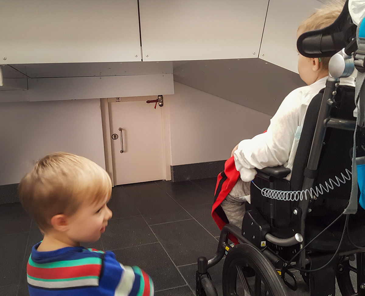 En mystisk liten dörr vi hittade i Karolinskas entréhall