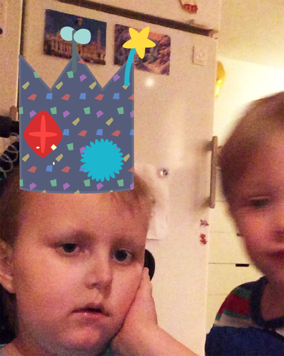 Bild på Elis från en app där man gör sin egen hatt och tar bilder på sig själv med hatten på.