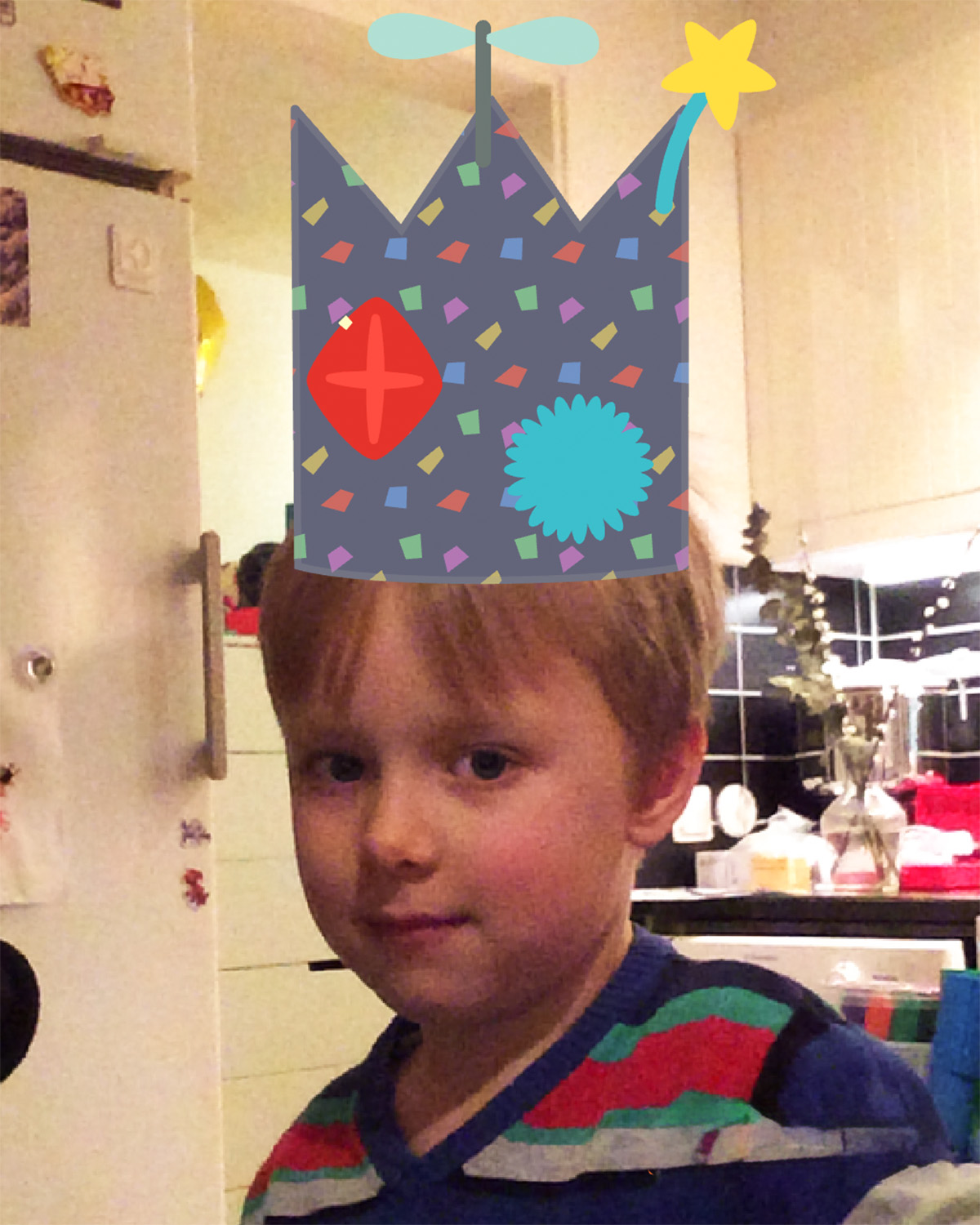 Folke, bild från hattmakar-appen, med en knasig kungakrona på huvudet.