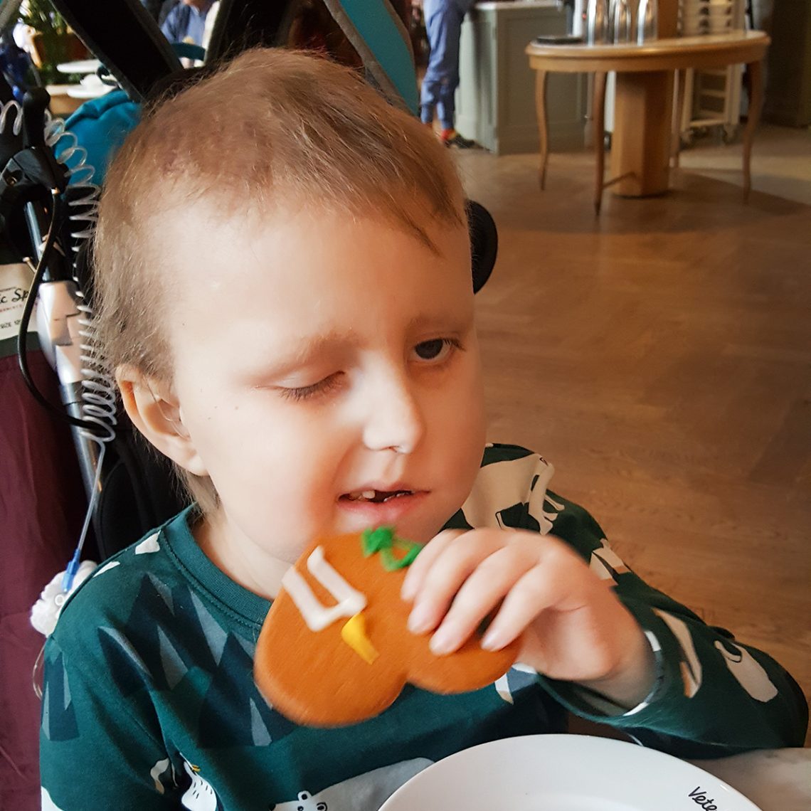 Elis äter en pepparkaka efter läkarbesöket