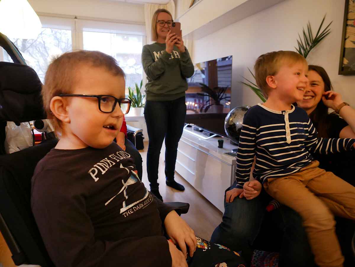 Elis, Sofie, Folke och mamma skrattar åt clownerna.