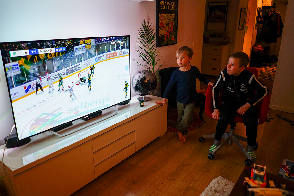Folke och Bertil tittar på Björklöven-Modo på tv:n.