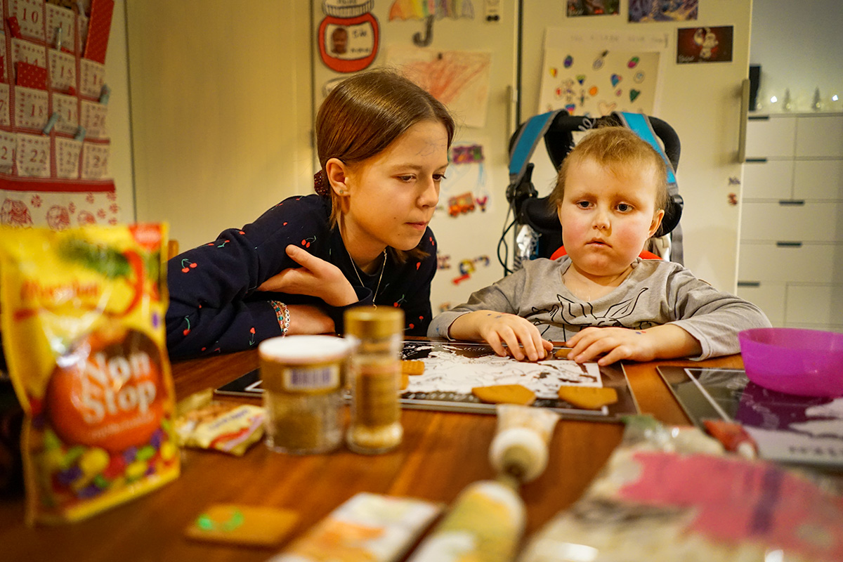 Lilly och Elis håller på med pepparkakshusen.