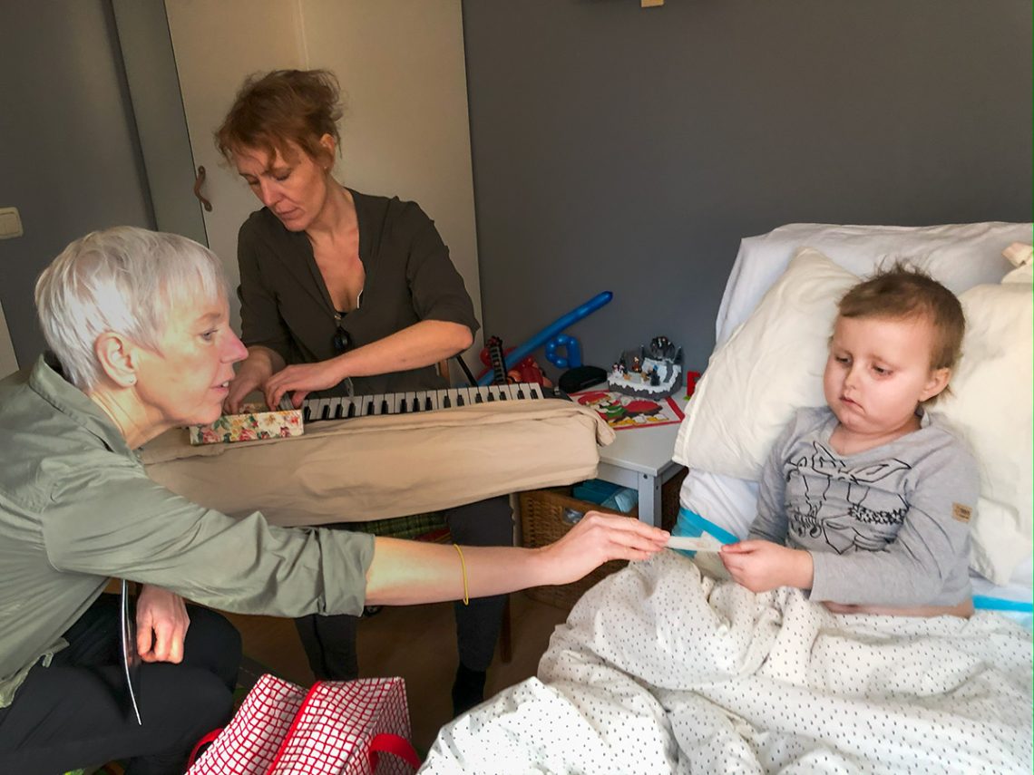 Berättarbyrån sitter bredvid Elis som ligger i sängen.