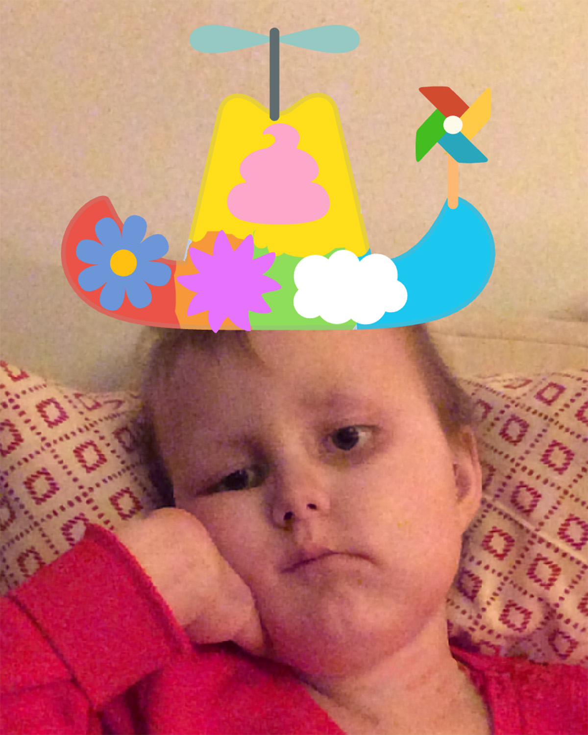En till selfie med en ny hatt. Elis sitter i soffan med en kudde bakom sig.