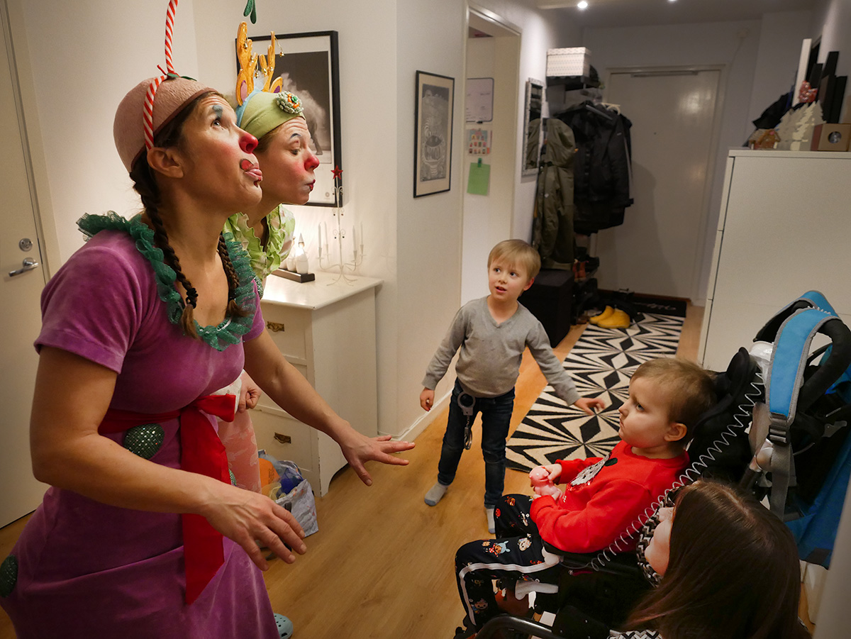 Hjördis och Tuta skojar i vår hall.