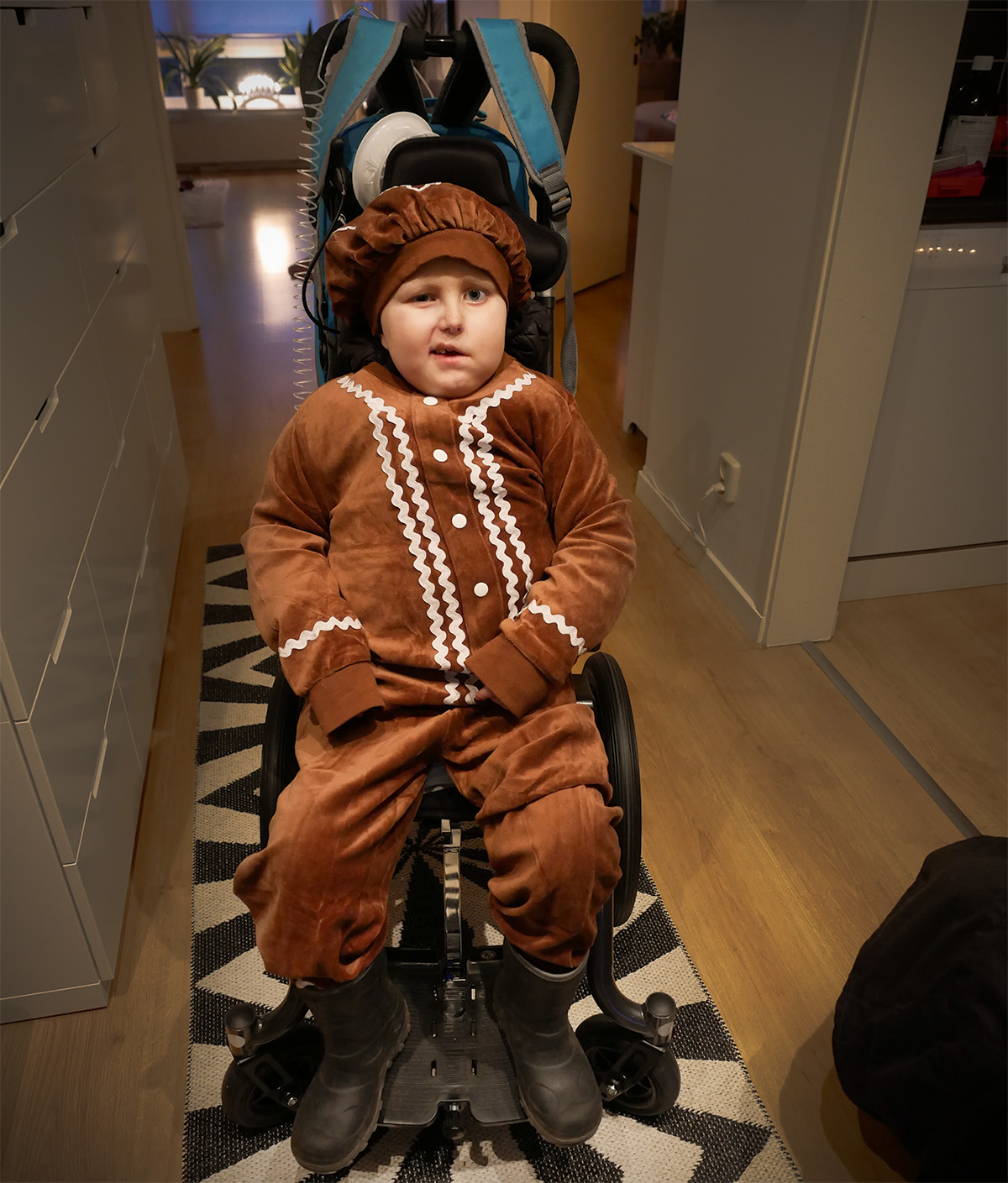 Elis i sin pepparkaksklädsel, sittande i rullstolen