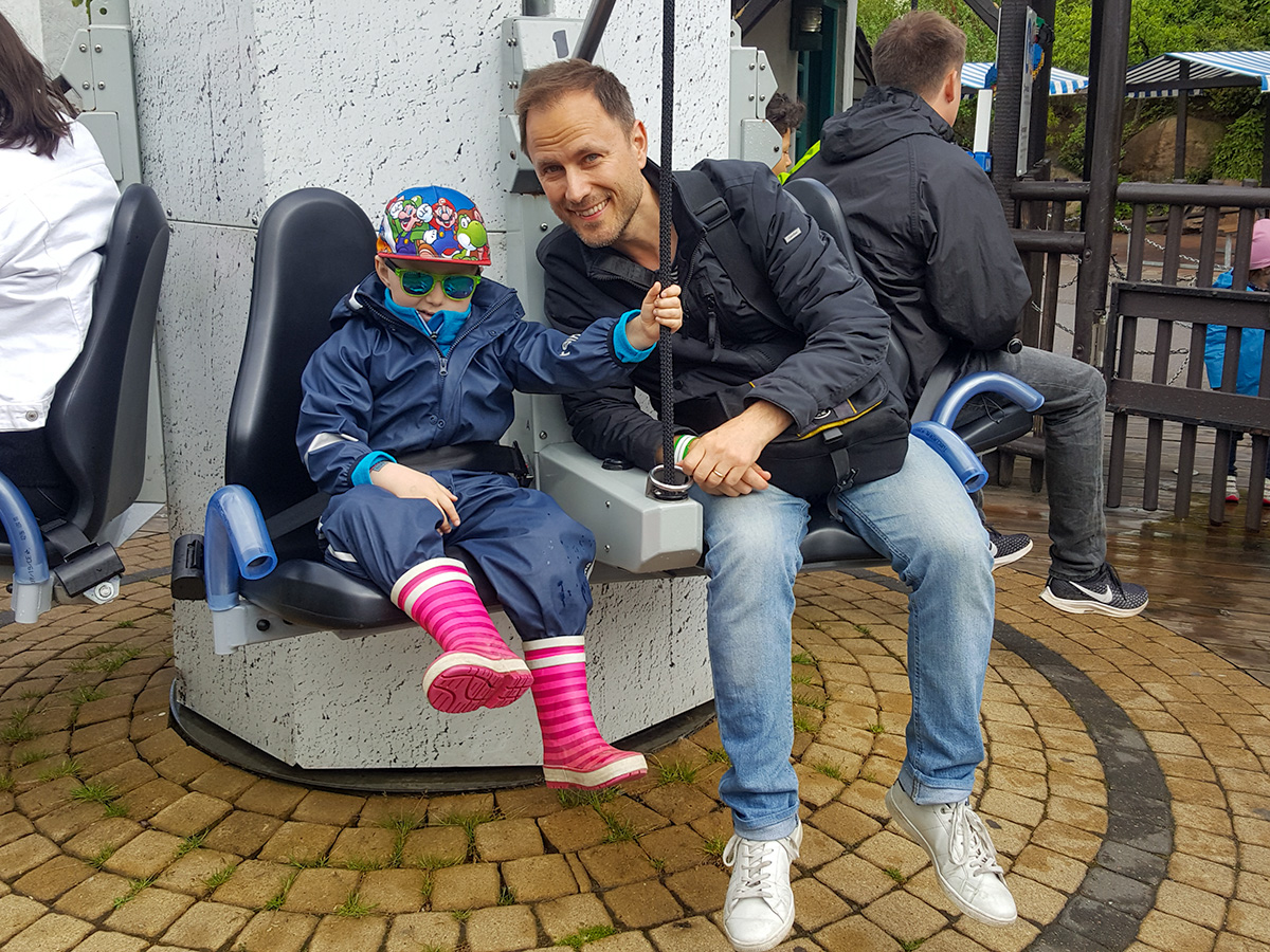 Elis och pappa i fyrtornet på Legoland, där man kan hissa sig upp.