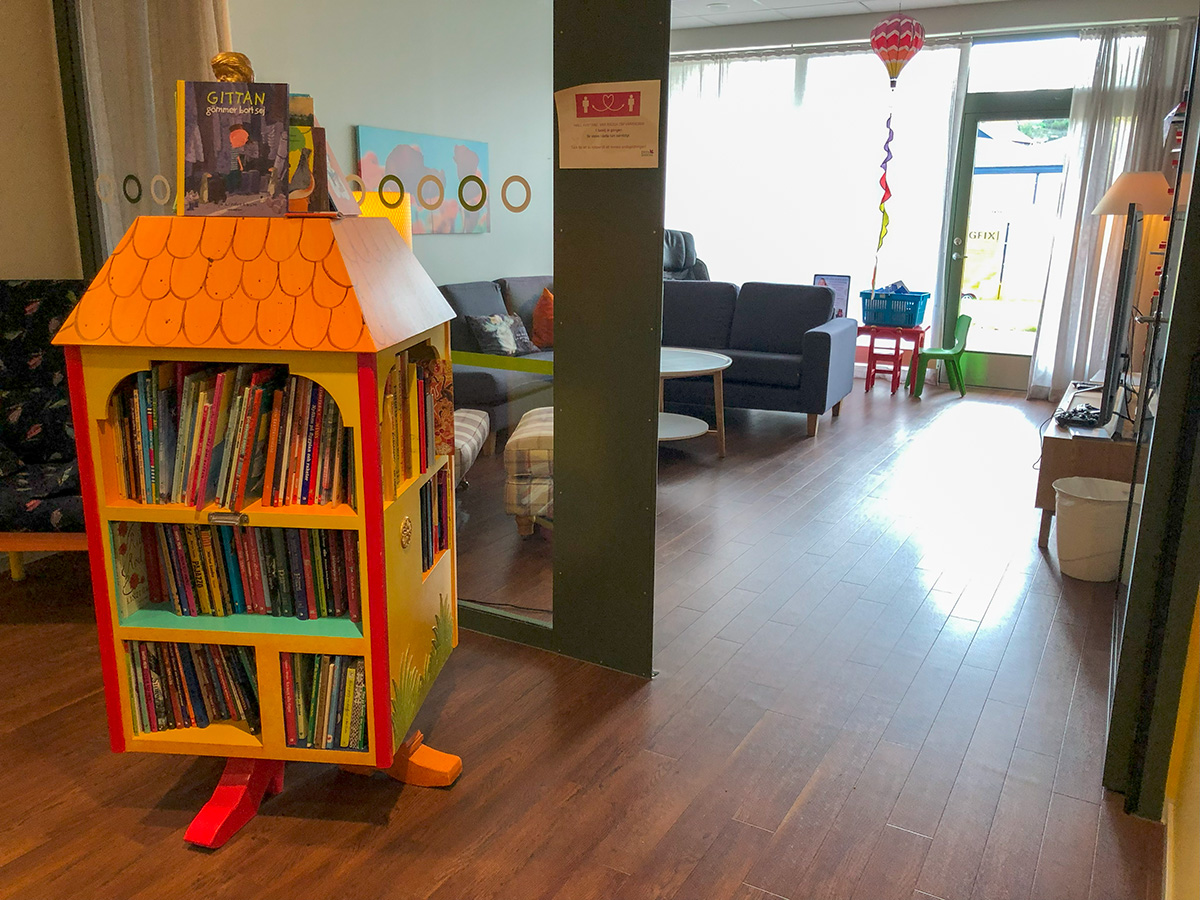 Böcker och läsrum på Lilla Erstagården.