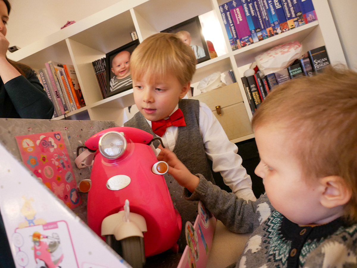 Folke och Elis tittar på baby-vespan som Elis fått.