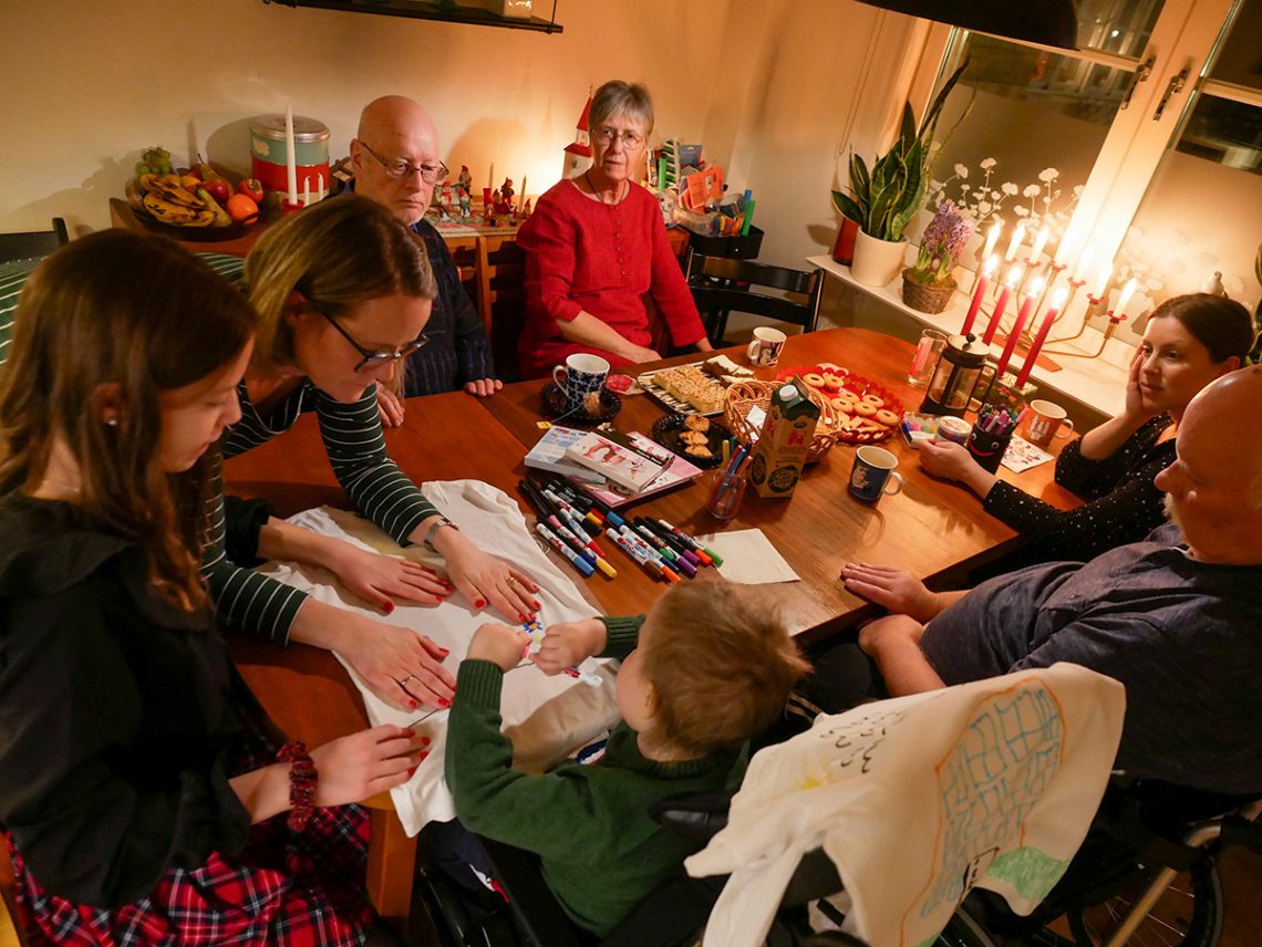 Vi målar t-shirts vid köksbordet