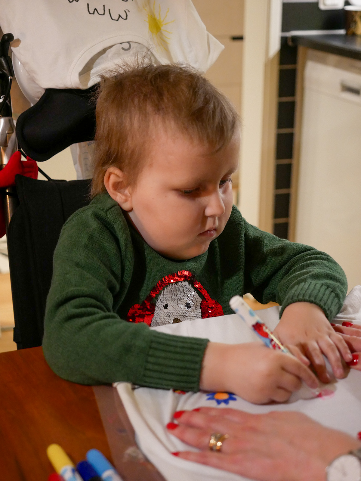 Elis ritar på sin t-shirt.