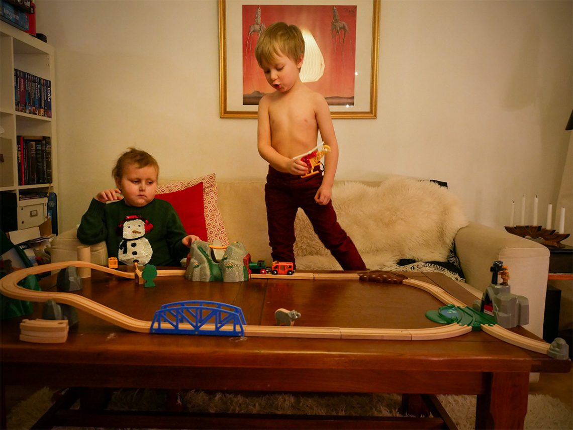 Elis och Folke tittar på den nya Brio-tågbanan.