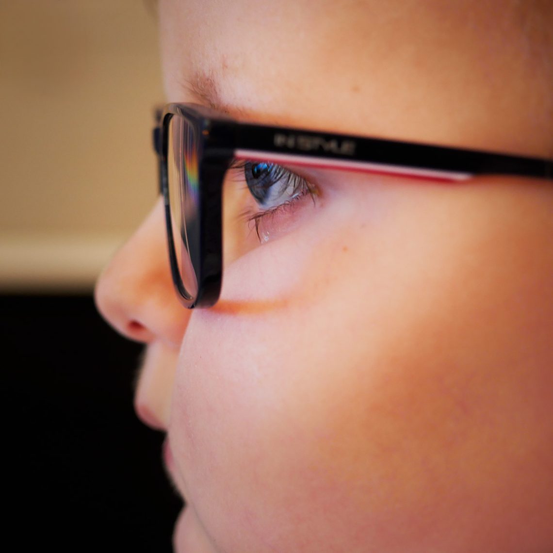 Elis med sina glasögon, i profil