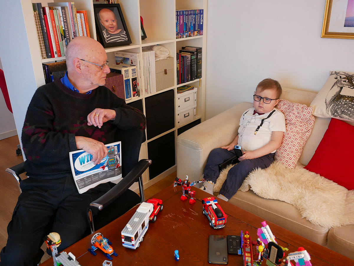 Farfar och en nyårsfin Elis i soffan.