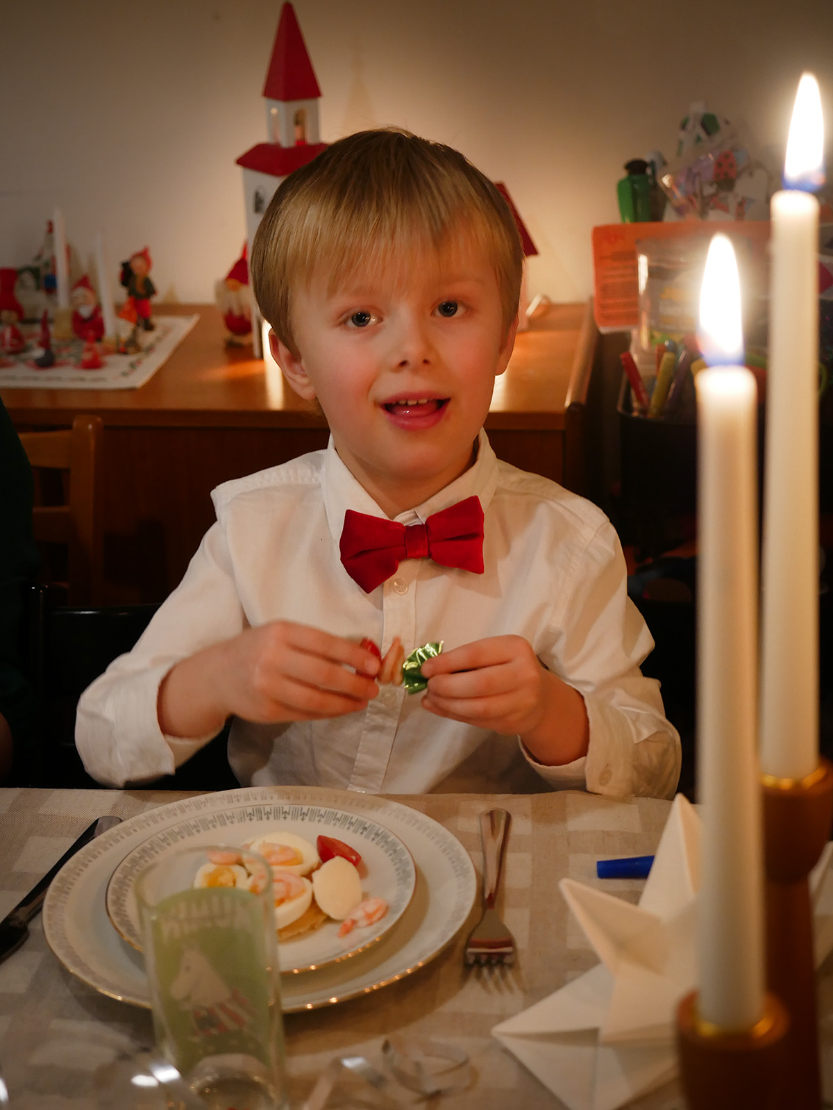 Folke äter nyårssupé vid köksbordet.