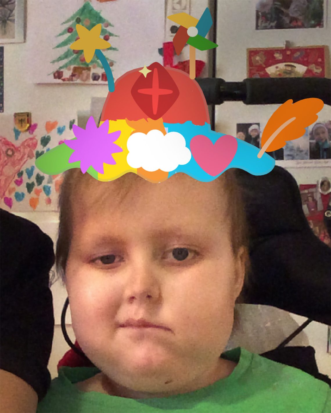 Bild på Elis med en rolig virtuell hatt från hans app