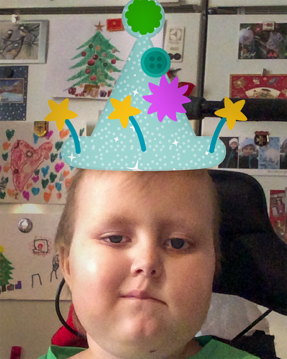 Ännu en bild från hattmakar-appen, där Elis sitter i köket