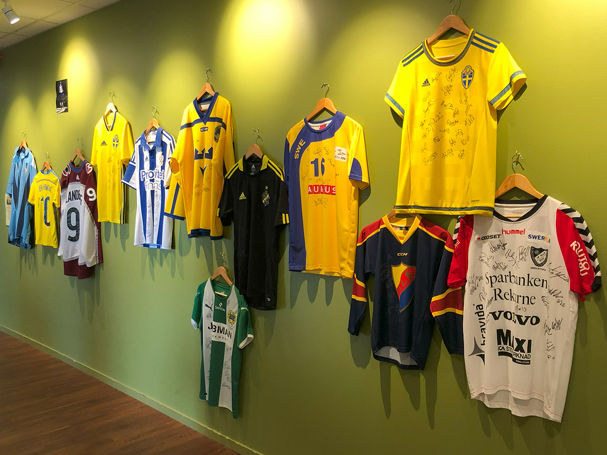 Matchtröjor på korridorsväggen.