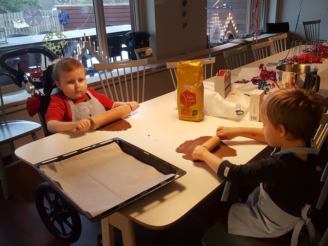 Elis och Folke bakar chokladsnittar på Lilla Erstagården.