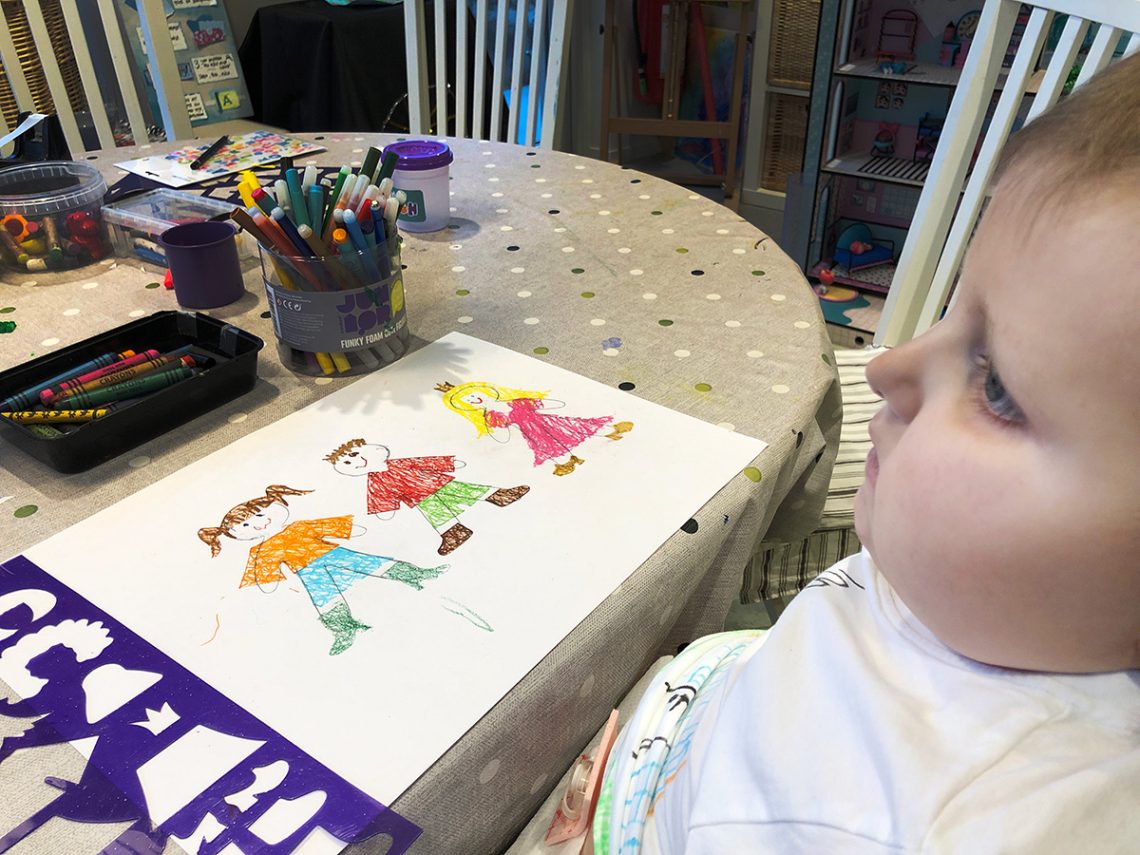 Elis ritar i ateljén på Lilla Ersta