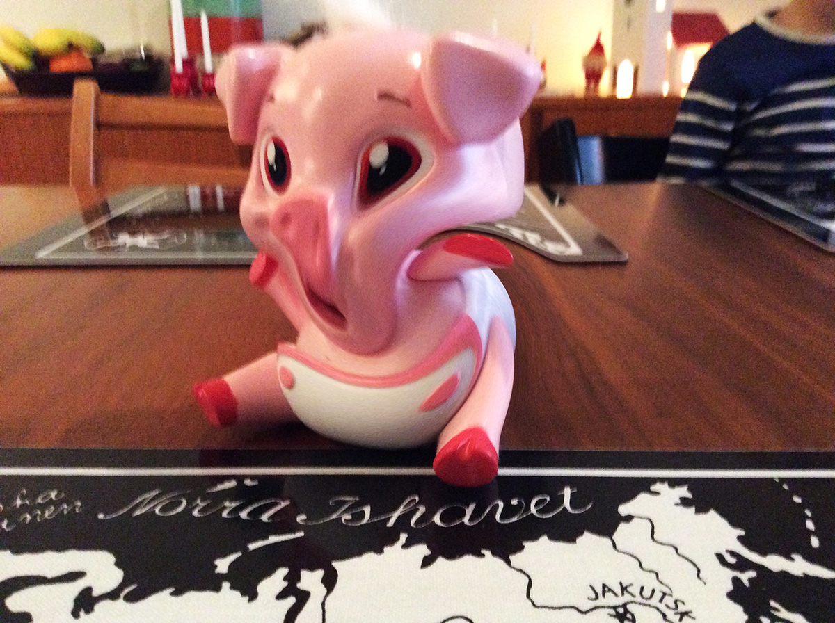 Elis nyinköpta gris som kan äta "mat" som hamnar i blöjan.