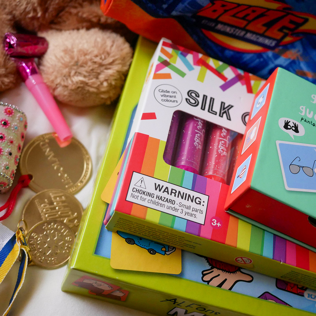 Pennor, medaljer och spel som ska med Elis i kistan.