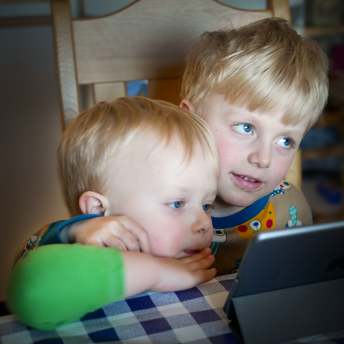 Elis lägger armen om Folke hemma hos farmor, mars 2017