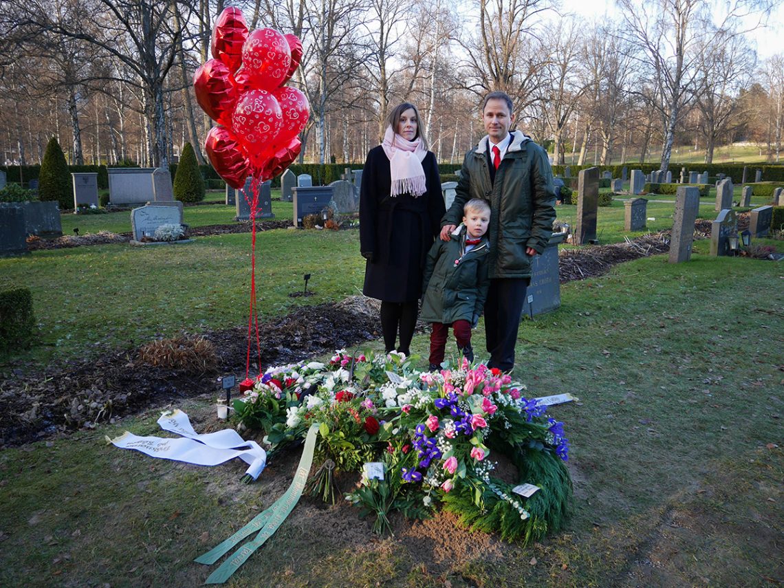 Sandra, Folke och jag vid Elis grav, med blommor och ballonger