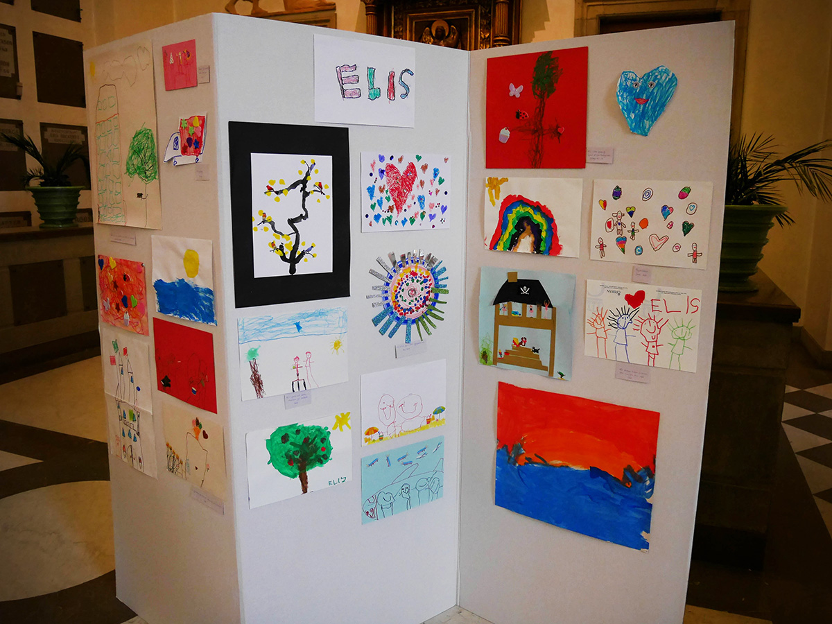 En vikvägg med teckningar som Elis gjort.