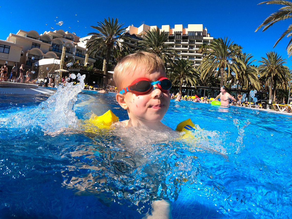 Folke i swimmingpoolen på Gran Canaria