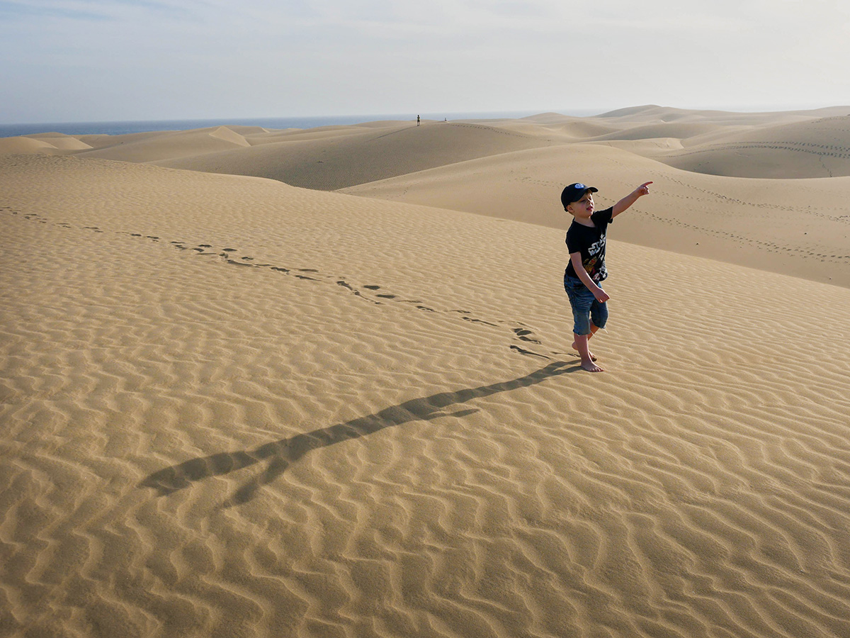 Folke går över Maspalomas sanddyner.