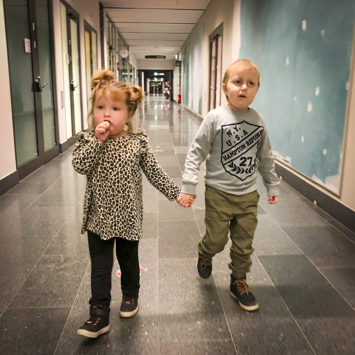 Saga och Elis i sjukhuskorridoren, 7 november 2019