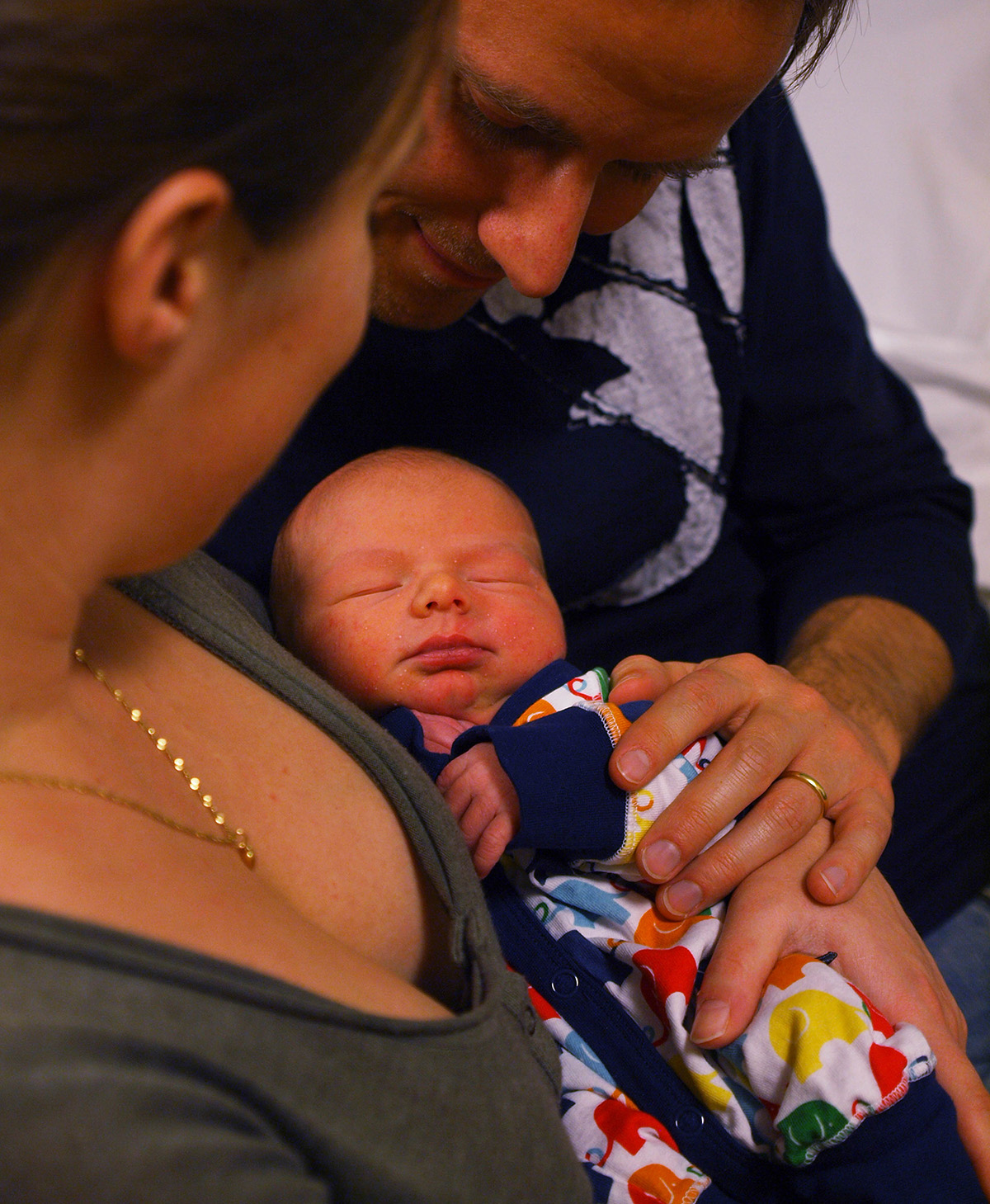 Elis, 1 dag gammal, hos mamma och pappa.