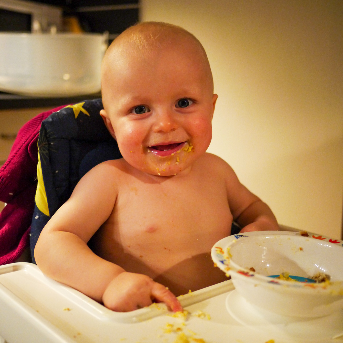 Elis på sin ettårsdag med tårta i ansiktet