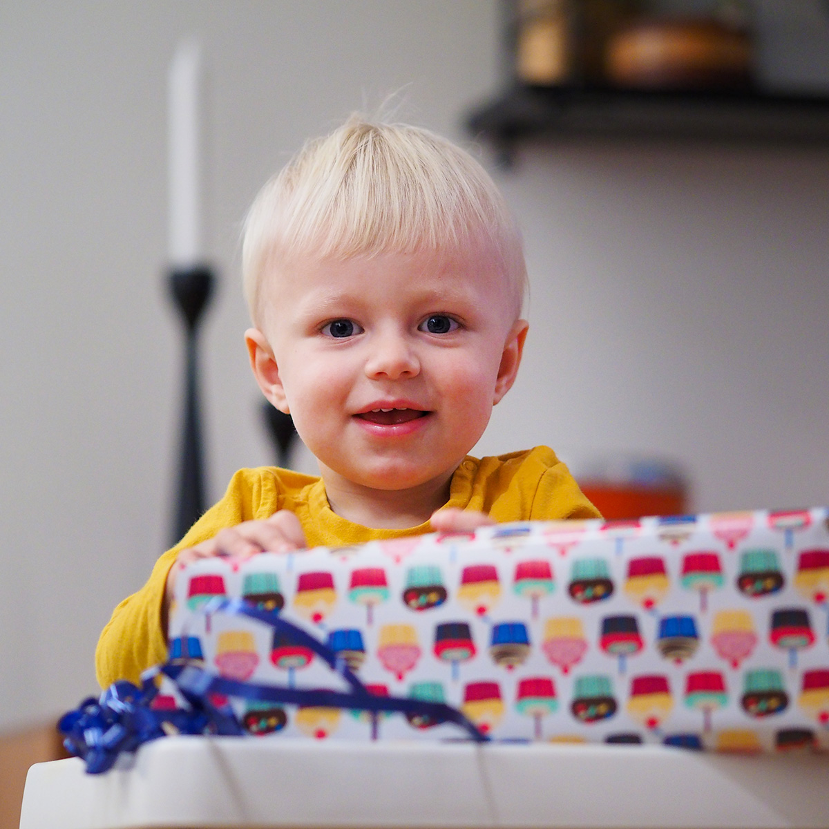 Eli tvåårsdag, han har en present framför sig