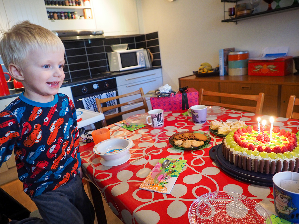 Elis fyller tre år och tittar spänt på tårtan