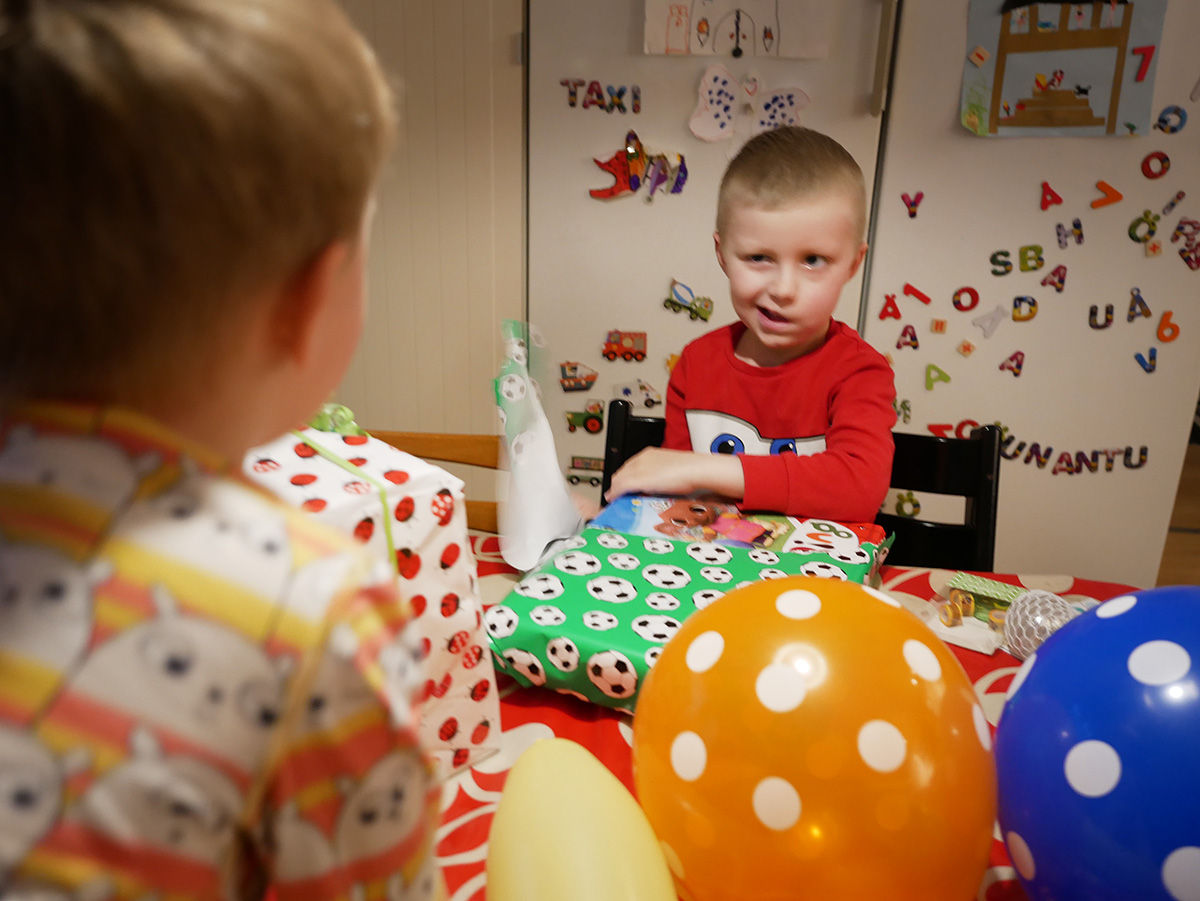 Elis och Folke är glada medan Elis öppnar en sexårspresent
