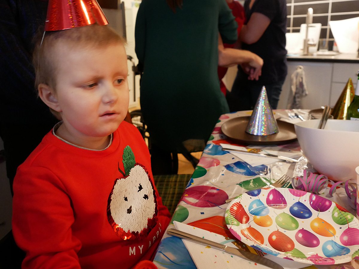 Elis vid köksbordet på sjuårsdagen