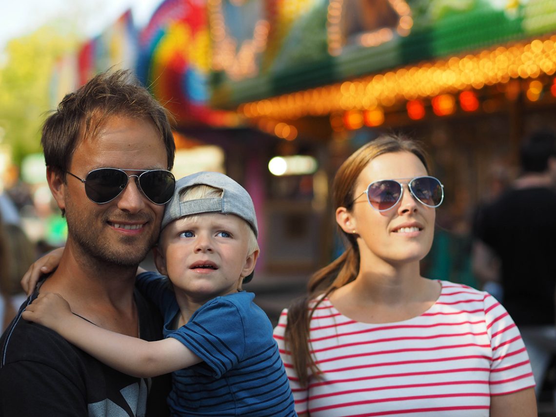 Pappa, Elis och mamma på tivoli i Norrköping. 15 augusti 2015